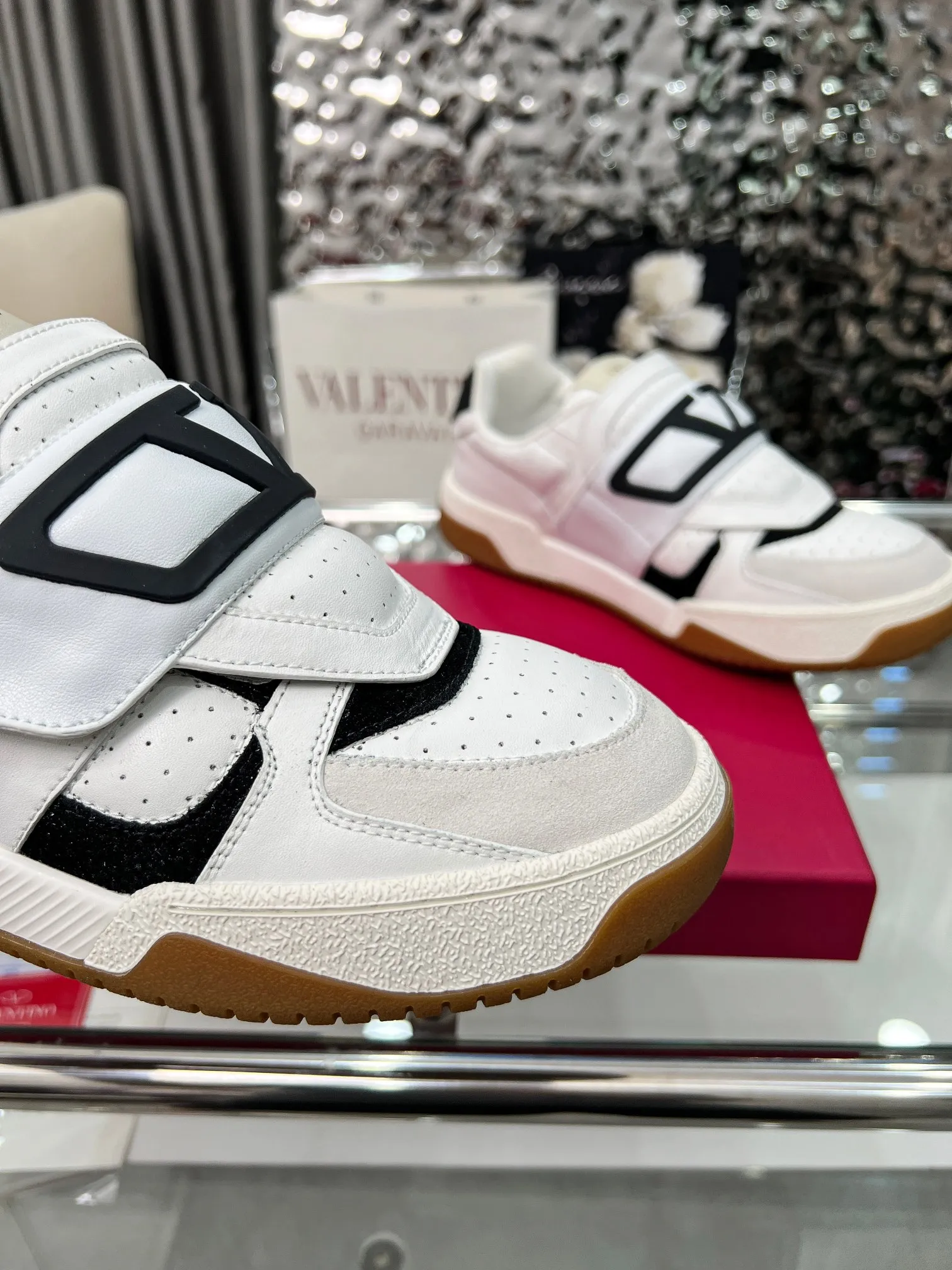 [Valentino] P: 680💰 Couple style, size: women 35-40▪️men 39-44 (customized at 45.46) Valentino 𝑶𝒏𝒆𝑺𝒕𝒖𝒅 Couple sports bread shoe series Valentino 2025 new couple sports shoes are on sale. The original ZP purchase and disassembly. Repeated pattern making and modification. 1:1 restoration! Top luxury masterpiece Velcro design Soft and comfortable imported calfskin brings excellent and elegant texture and excellent foot comfort Top purchasing version upper: imported calfskin surface/original oil edge craftsmanship Lining: water-dyed sheepskin lining Outsole: original development 𝐓𝐏𝐔 two-color combination outsole Packaging: original configuration complete package
